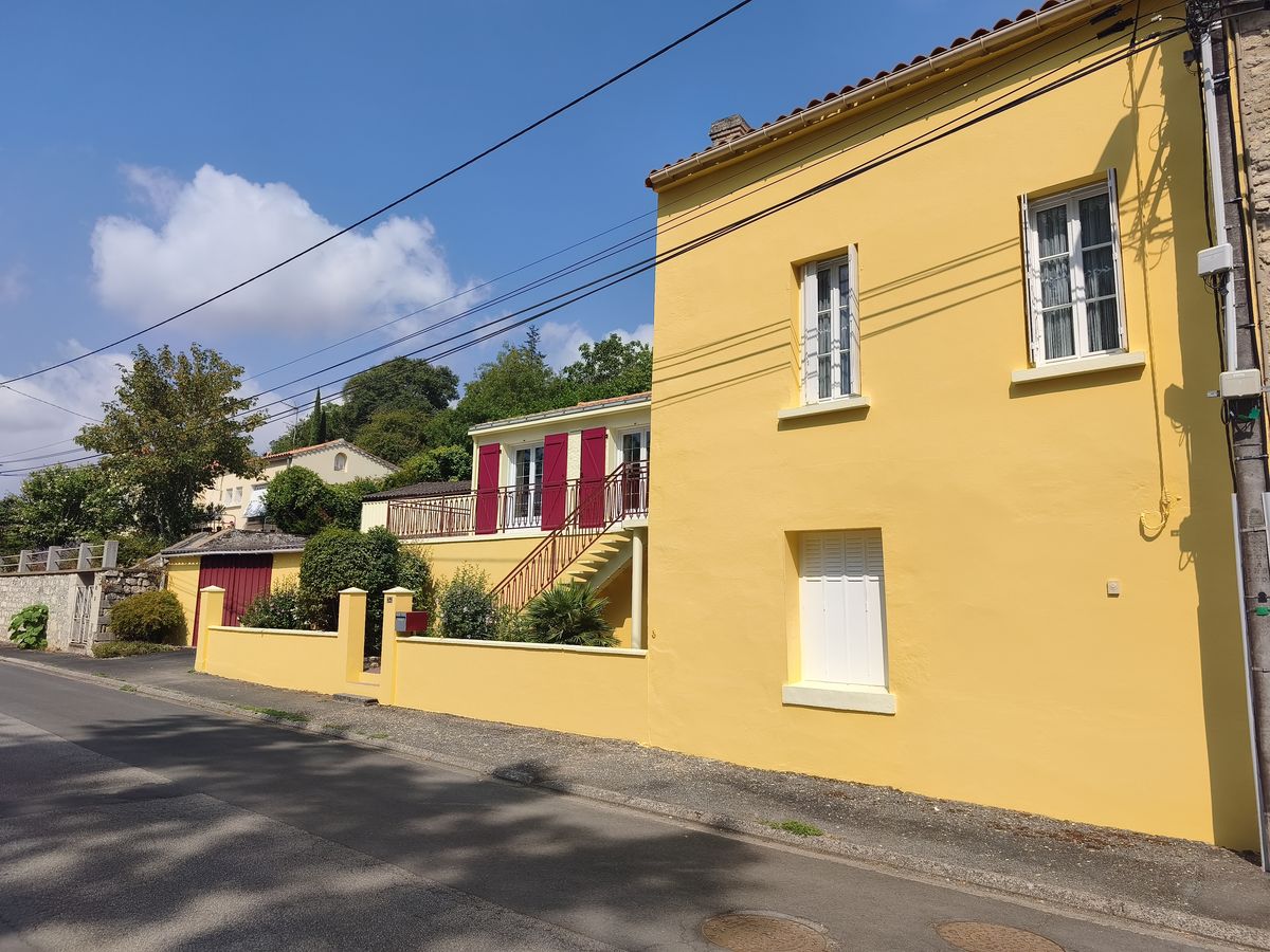 Façade jaune d'une maison de ville après ravalement par PRSV