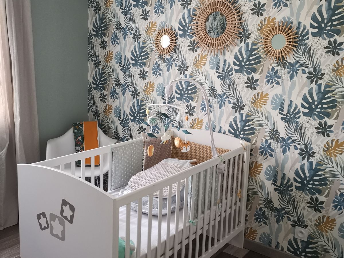 Papier peint à motif feuillage posé dans une chambre d'enfant par PRSV
